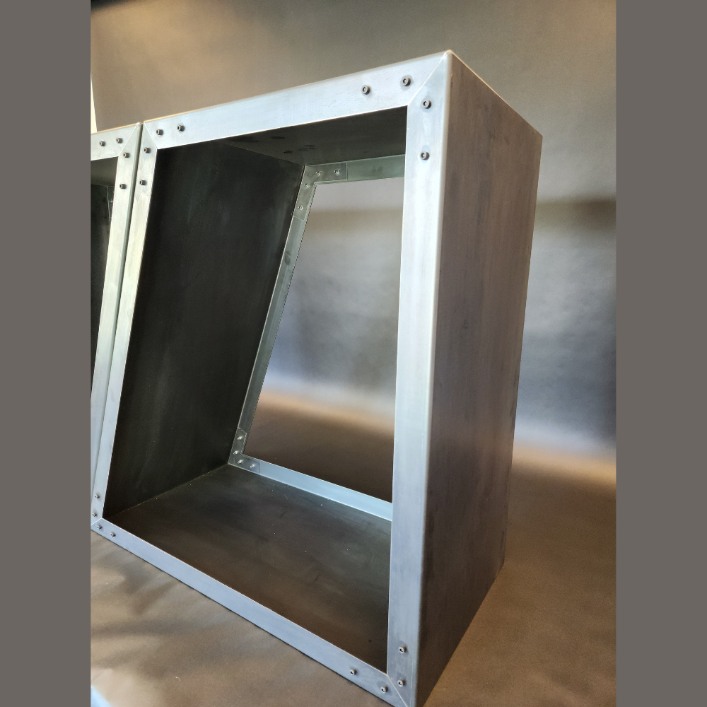 Holzstapler zum aufbewahren von Brennholz für den Garten. Aus Metall gefertigt