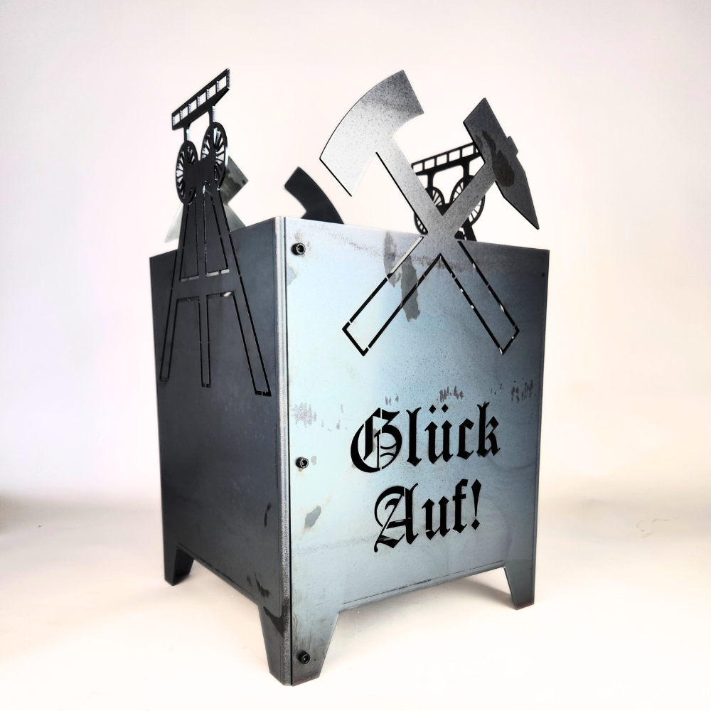 Feuersäule aus Stahl gefertigt, Schriftzug Glück auf auf einer Seite, Motive Förderturm und Eisen und Schlägel überstehend
