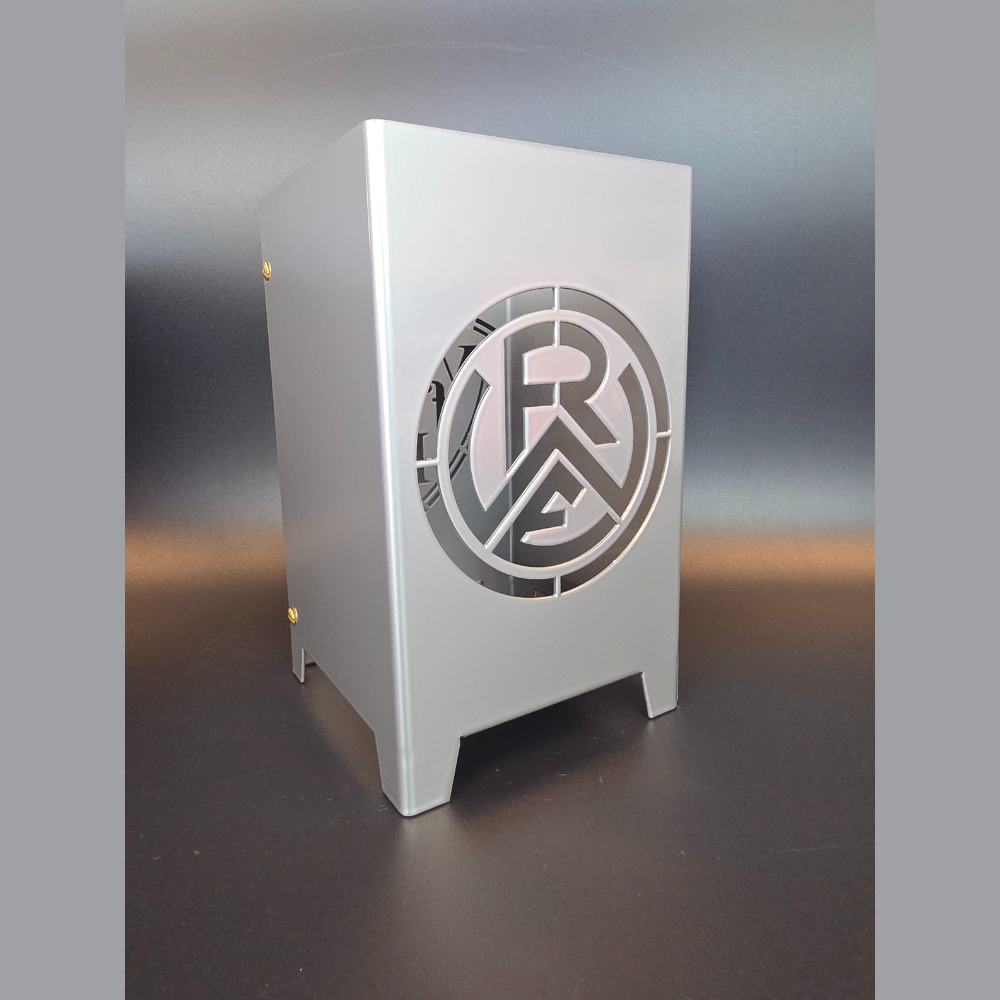 Windlicht mit dem RWE Logo in brillant silber pulverbeschichtet. Abmessung 120 mm mal 120 mm, 200 mm hoch. Aus hochwertigen Metall gefertigt.