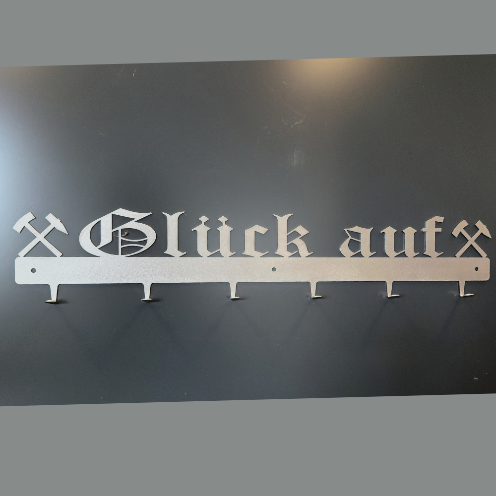 Aus Metall gefertigt ein Schlüsselbrett mit sechs Aufhängehaken für Schlüssel