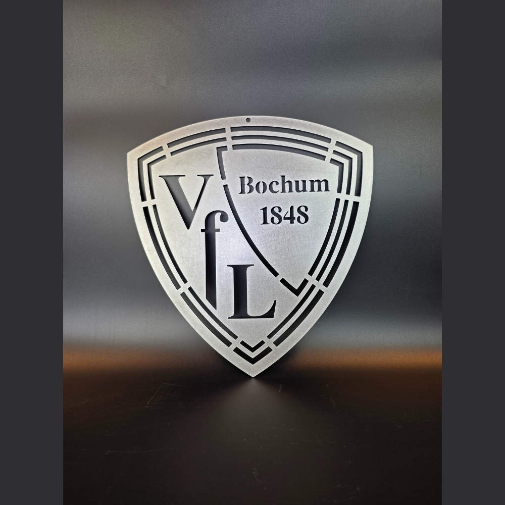 VFL Bochum Logo aus einem hochwertigen Stahlblech gefertigt. Zur Wanddekoration geeignet. Im Außenbereich erhält das Schild eine wunderschöne Rostpatina, witterungsbedingt. Die Abmessung ist 285 mm breit und 302 mm hoch.