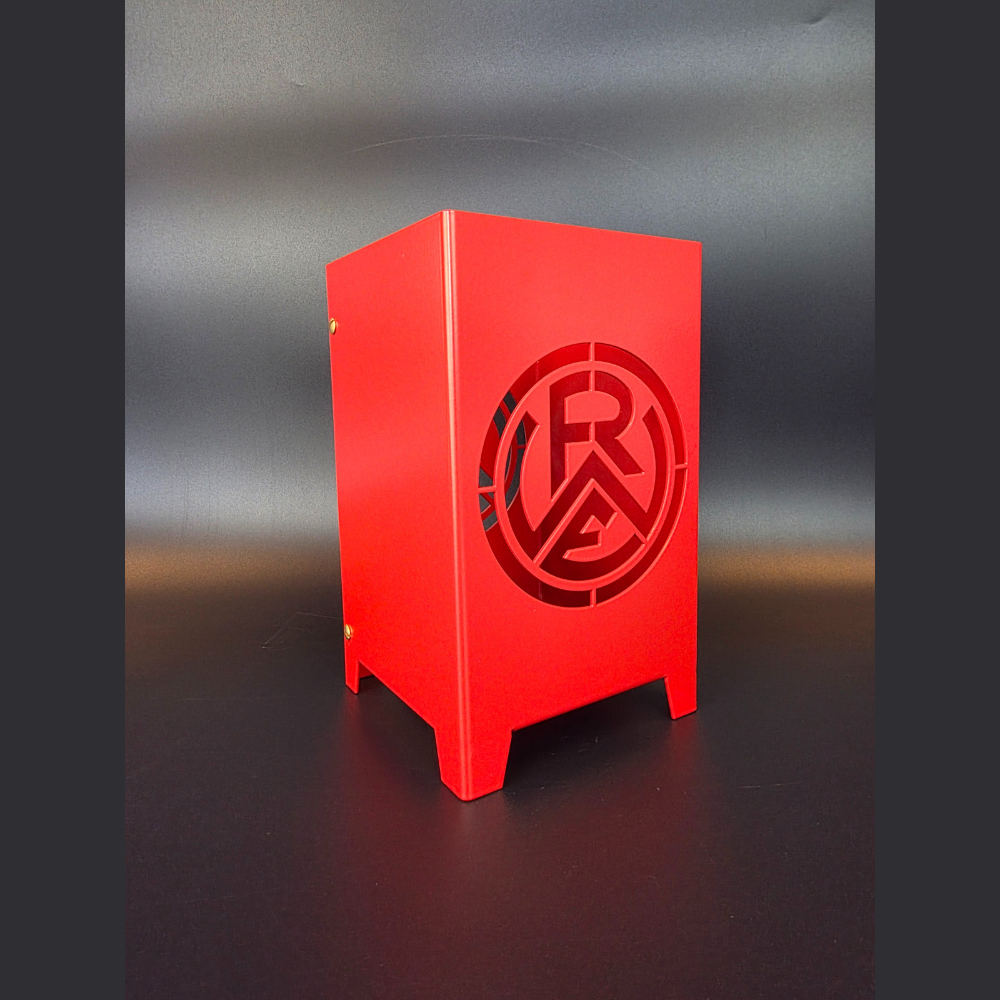 Windlicht mit dem RWE Logo in Rot. Gefertigt auch hochwertigen Stahl und in Rot pulverbeschichtet. Abmessung 120 x 120 x 200 mm