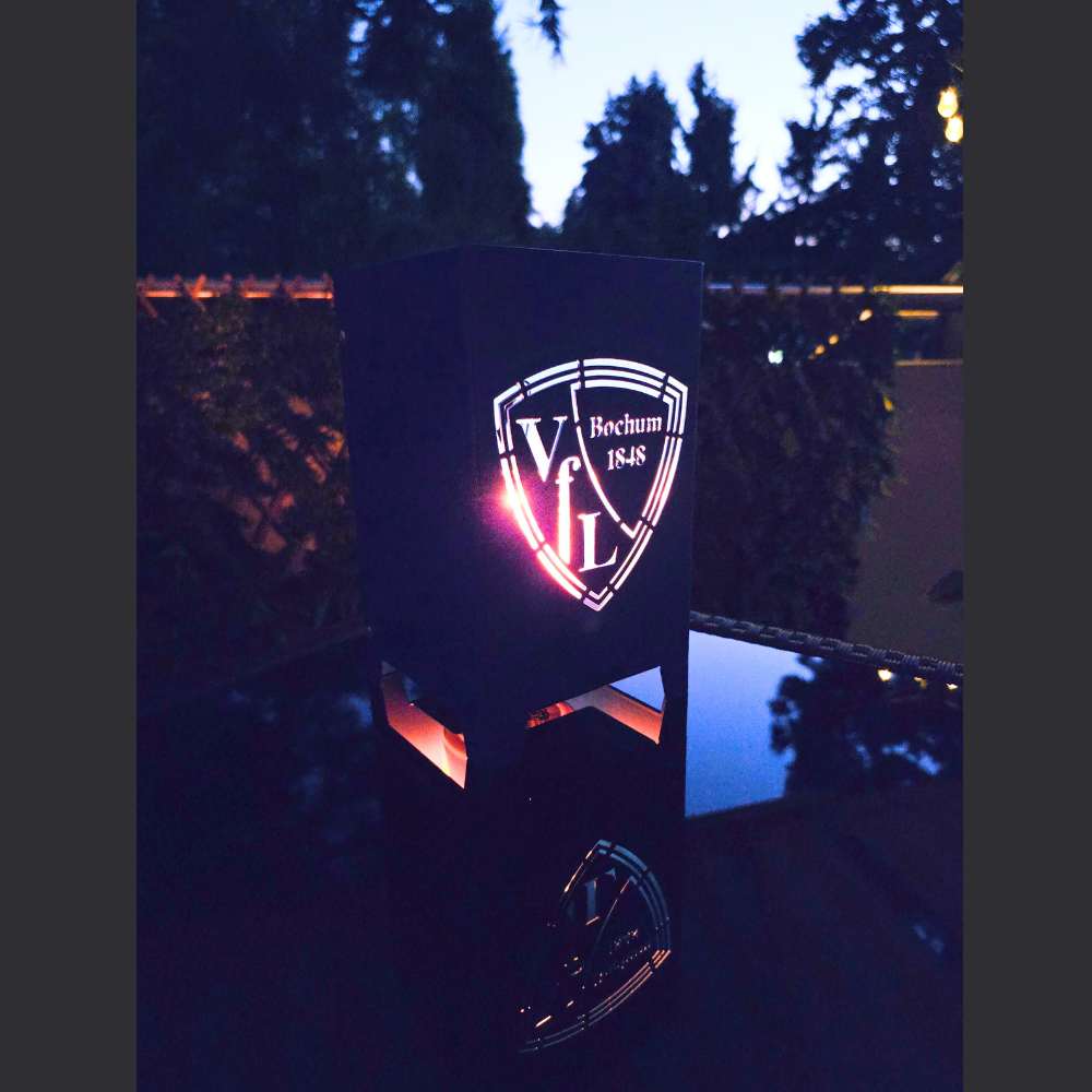 Stimmungsvolles Windlicht vom VFL Bochum aus hochwertigen Metall gefertigt. Abmessung 120 x 120 mm 200 mm hoch. Ideal für die Terrasse oder Balkon.