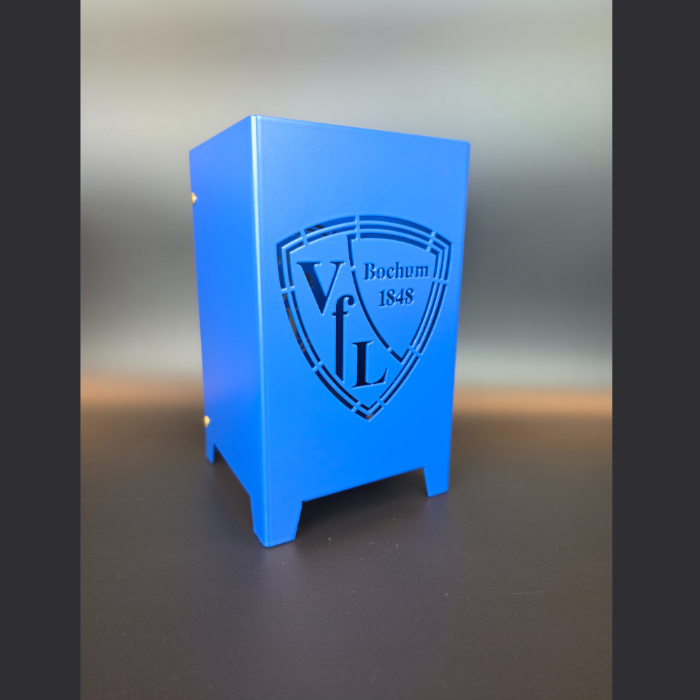 Windlicht mit dem Logo des VFL Bochum in Blau Pulverbeschichtet. Abmessung 120 mm mal 120 mm und 200 mm hoch. Gefertigt aus hochwertigen Stahl. Ideal für größere Kerzen. Für den Innenbereich geeignet.