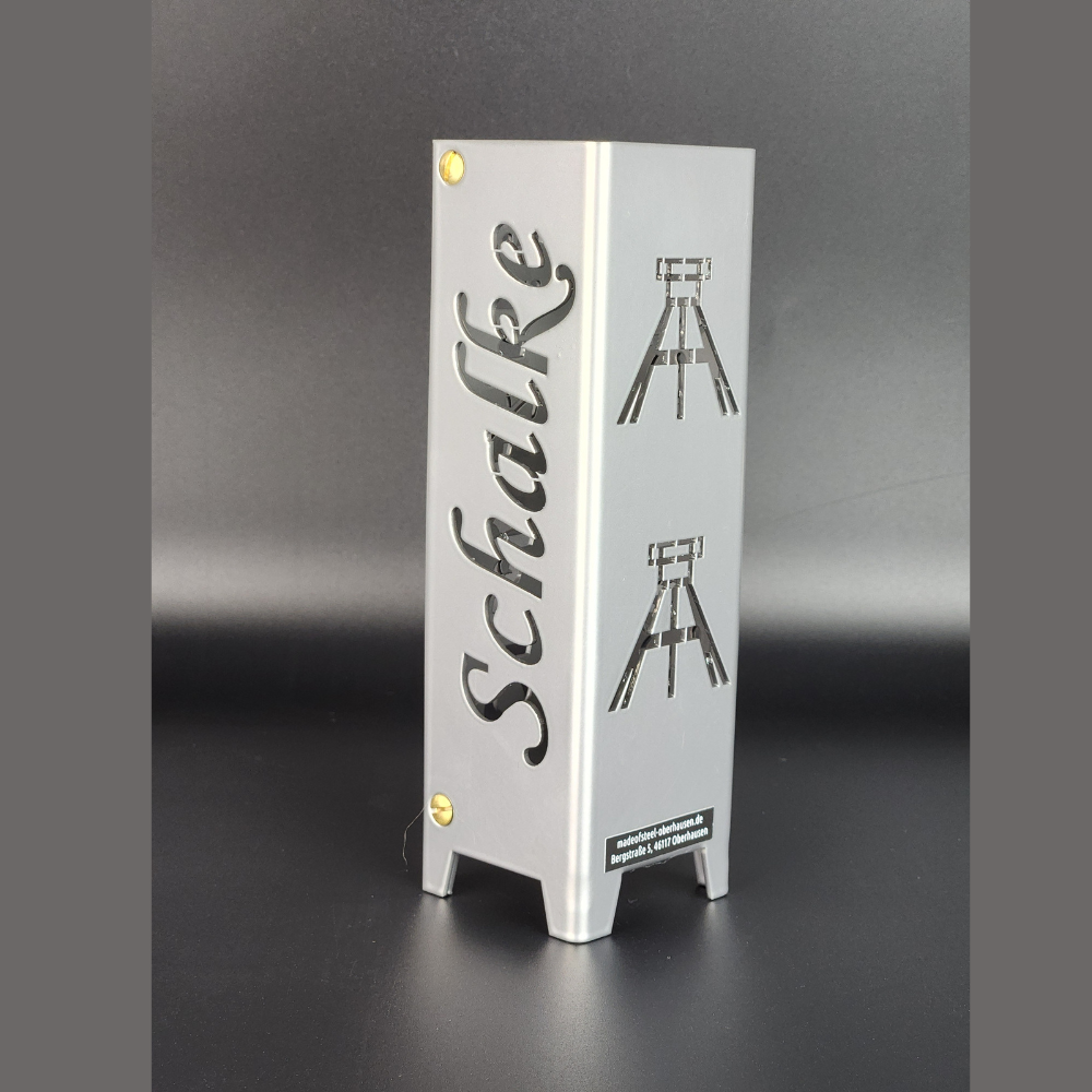 Teelicht aus Metall. Handgefertigt und in Brillant silber pulverbeschichtet. Schriftzug Schalke und zweimal das Symbol Förderturm untereinander.