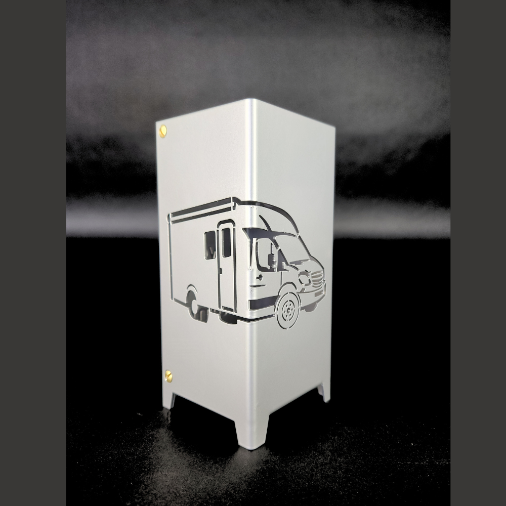 Windlicht aus Metall in der Abmessung 80 x 80 mm und 175 mm hoch. Gefertigt in der hauseigenen Produktion und in Brillant silber pulverbeschichtet. Ein ideales Geschenk für Campingfreunde. Das Motiv: Wohnmobil sind über Eck eingelasert und auf den anderen