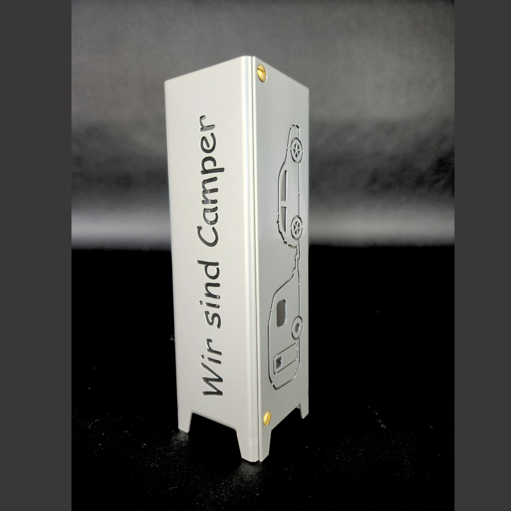 Windflicht aus Metall mit einem Motiv Wohnwagen und Auto sowie den Schriftzug auf der anderen Seite: WIR SIND CAMPER. Das Windlicht aus Metall ist vierseitig gelasert, jeweils zweimal Motiv Wohnwagen mit Auto gegenüberliegend und den Schriftzug: WIR SIND