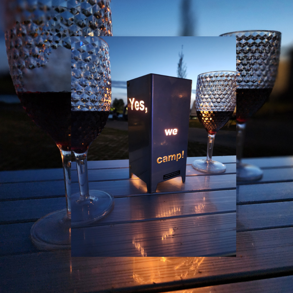 YES WE CAMP. Auf unserem Windlicht aus Metall gefertigt und in Brillant silber pulverbeschichtet. Der Schriftzug geht über zwei Seiten des Windlicht.