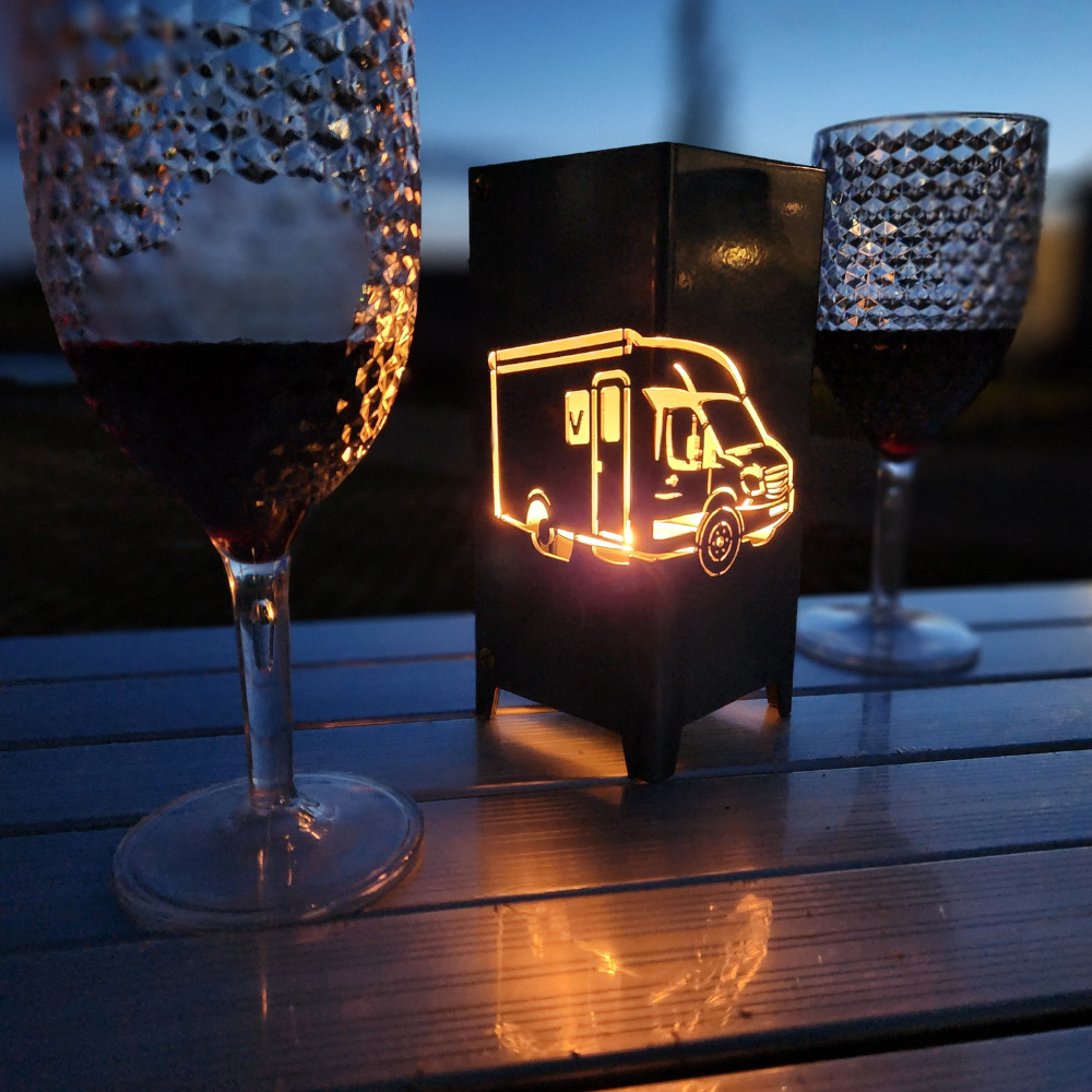 Windlicht für Campingfreunde. Gefertigt aus Metall und in brillant silber pulverbeschichtet. Sehr stabil und sofort einsatzbereit. Zu beleuchten mit einem bauseitigem Teelicht.