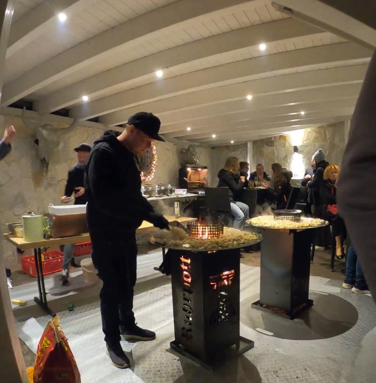 Kommunikativer Grillabend mit Freunden