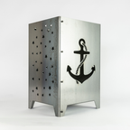 Feuersäule Anker - Kompass einseitig gelasert als Motiv und auf der anderen Seite das Motiv Kompass. Auf den anderen beiden Seiten der Feuersäule befinden sich die Sterne.