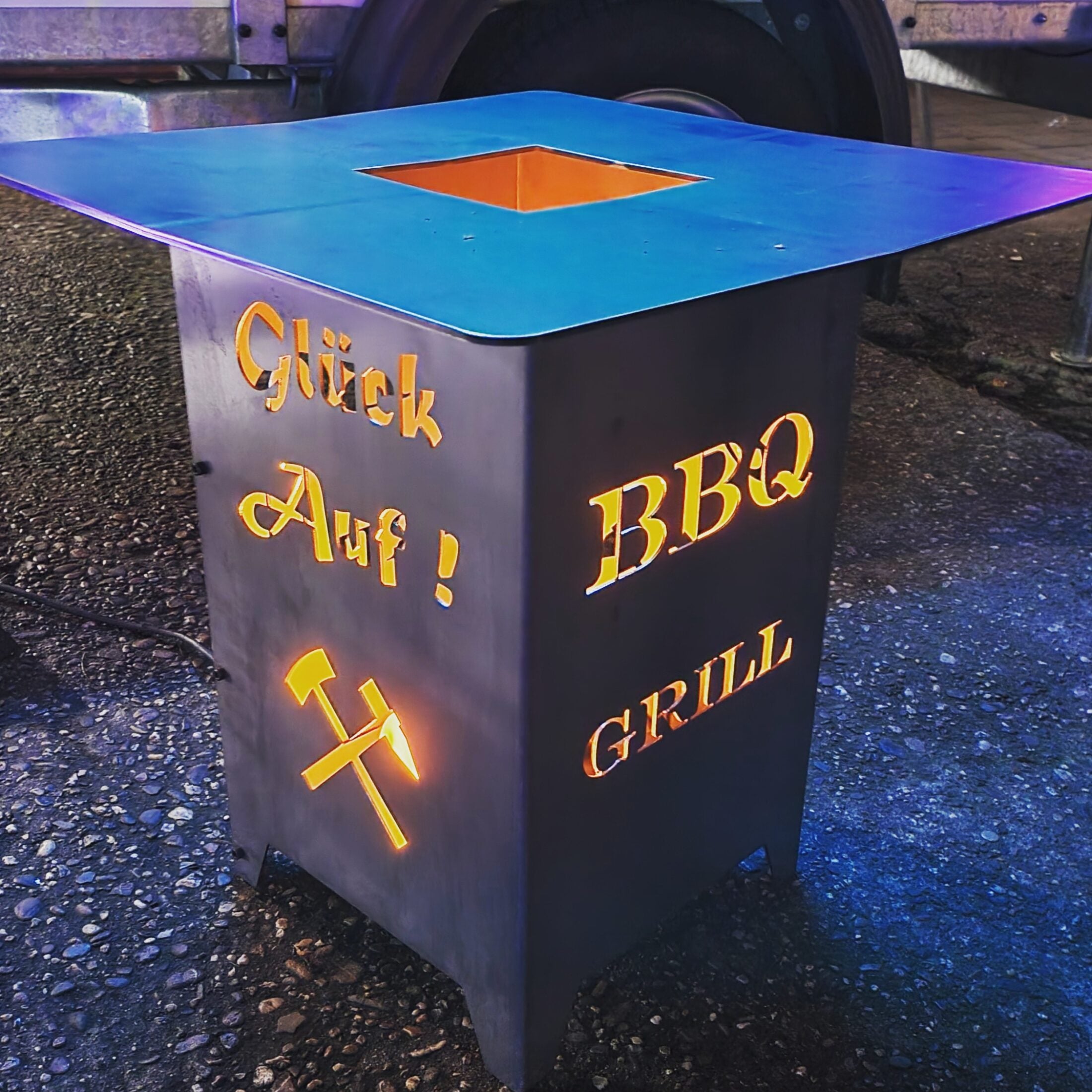 Feuersäule als Dekoration BBQ Grill mit Schriftzug Glück auf uns Symbol Schlägel und Eisen