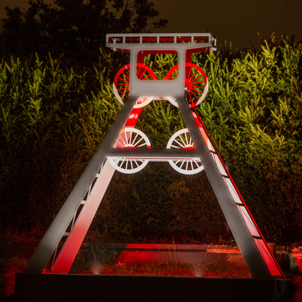 Förderturm bei Nacht, Beleuchtet zur Gartengestaltung den Ruhrpott / Bergbau Fan.