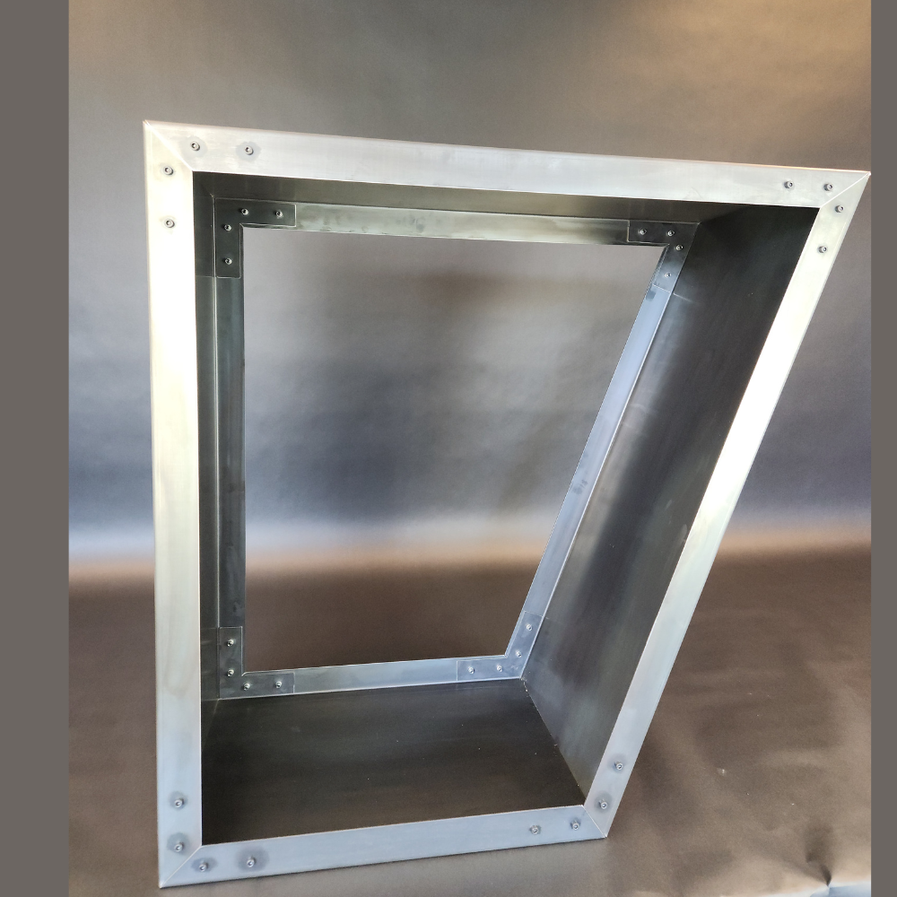 Holzstapler für den Garten. Outdoor geeignet