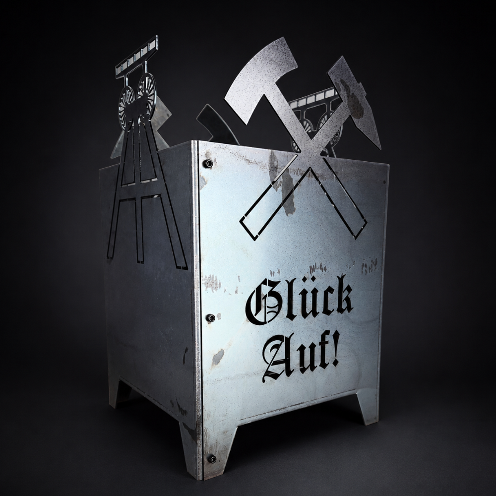 Feuersäule Glück Auf aus Stahl mit überstehenden Bergbau-Motiven