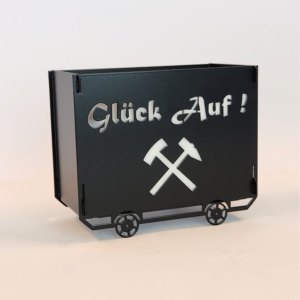 Lore in schwarz matt pulverbeschichtet als Dekoration mit dem Schriftzug Glück auf