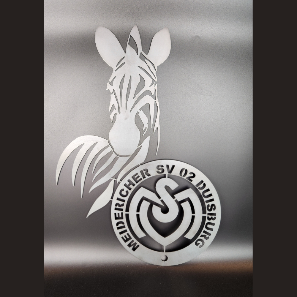 MSV Logo als Kontur ausgeschnitten, aus einem hochwertigen Stahlblech. Die Kontur des MSV Logo kann an die Wand befestigt werden und hat eine Abmessung von 561 mm breit und 790 mm hoch. Feuchtigkeitsbedingt erhält die Kontur vom MSV Logo eine wunderschöne