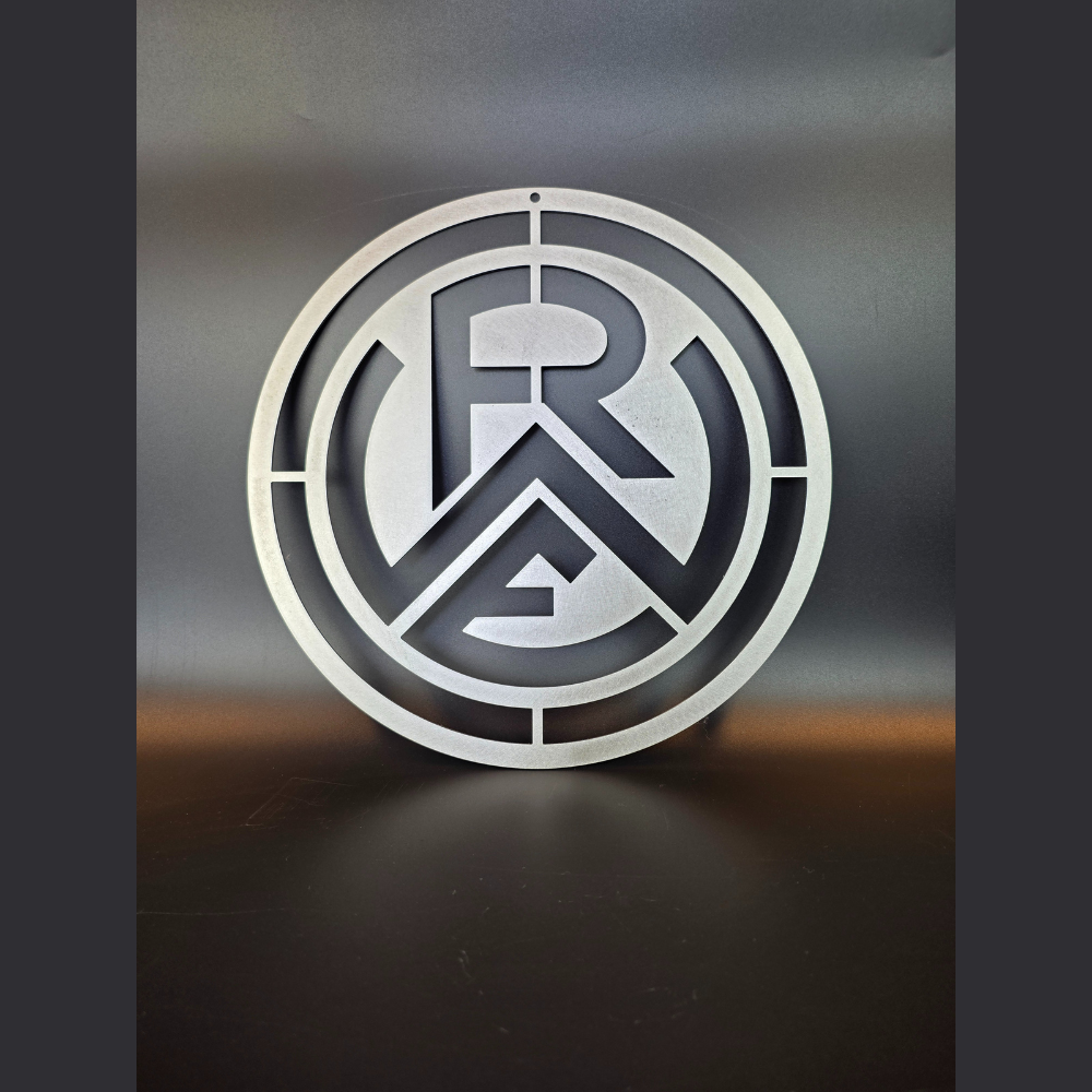 Schild aus hochwertigen Metall angefertigt zur Wanddekoration. 300 mm Durchmesser. Hinweis Witterrungsbedingt erhält das Stahlblech eine wunderschöne Rostpatina, wenn es Outdoor aufgehangen wird. Das Logo vom RWE Essen ist rund dargestellt.