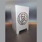 Windlicht mit dem RWE Logo in brillant silber pulverbeschichtet. Abmessung 120 mm mal 120 mm, 200 mm hoch. Aus hochwertigen Metall gefertigt.