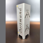 Teelicht aus hochwertigen Stahl gefertigt und in brillant silber pulverbeschichtet. Vierseitig gelasert. Einmal mit dem Schriftzug Dortmund. Dann zweite Seite mit zwei Symbolen Fördertürme. Dritte Seite Schriftzug Ruhrpott und vierte Seite zwei Symbole Ei