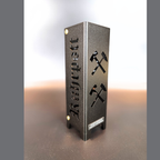 Teelicht aus hochwertigen Stahl gefertigt und in schwarz matt feinstruktur pulverbeschichtet. Vierseitig gelasert. Einmal mit dem Schriftzug Dortmund. Dann zweite Seite mit zwei Symbolen Fördertürme. Dritte Seite Schriftzug Ruhrpott und vierte Seite zwei 