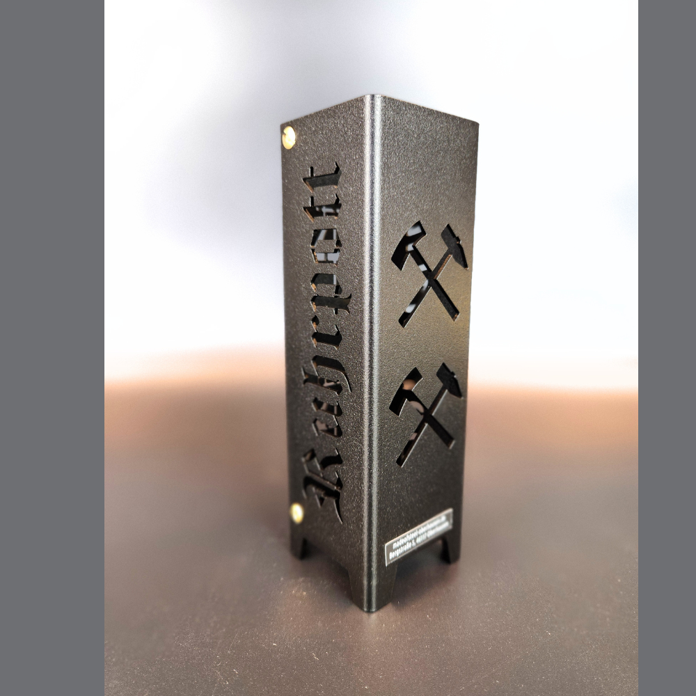 Teelicht aus hochwertigen Stahl gefertigt und in schwarz matt feinstruktur pulverbeschichtet. Vierseitig gelasert. Einmal mit dem Schriftzug Dortmund. Dann zweite Seite mit zwei Symbolen Fördertürme. Dritte Seite Schriftzug Ruhrpott und vierte Seite zwei 