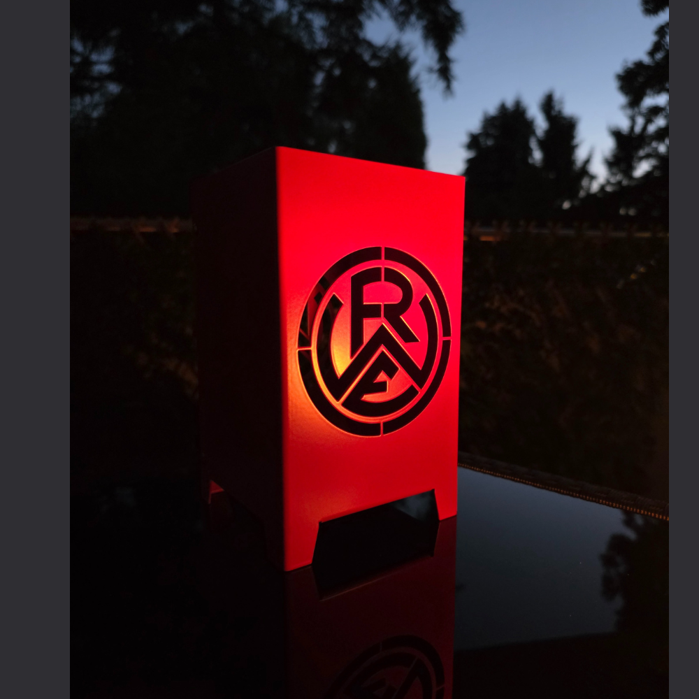 Windlicht aus hochwertigen Metall gefertigt. Das Logo von RWE ideal in Szene gesetzt. Die Farbe des Vereins kommt hervorragend zur Geltung. Abmessung 120 x 120 x 200 mm.