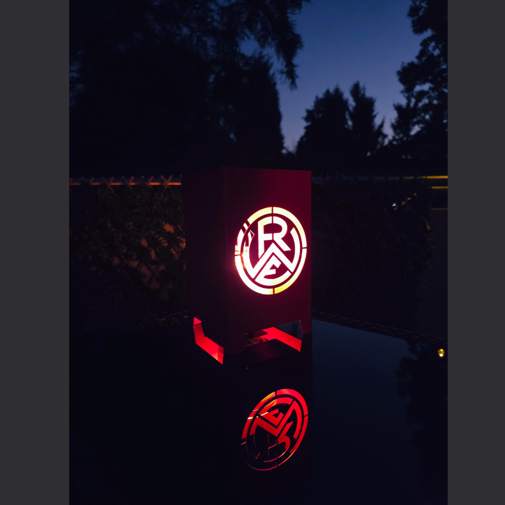 Windlicht mit dem RWE Logo in Szene gesetzt. Im Kerzenschein das Logo zu sehen. Abmessung 120 x 120 x 200 mm. Aus hochwertigen Metall gefertigt und in Rot pulverbeschichtet.
