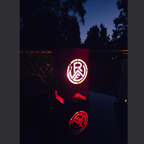 Windlicht mit dem RWE Logo in Szene gesetzt. Im Kerzenschein das Logo zu sehen. Abmessung 120 x 120 x 200 mm. Aus hochwertigen Metall gefertigt und in Rot pulverbeschichtet.