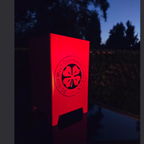 Abendstimmung mit den Windlicht von RWO. Das Logo erstrahlt im prächtigen Rot und hat die Abmessung 120 mm mal 120 mm und 200 hoch. Das Windlicht RWO ist aus hochwertigen Stahl gefertigt und für den Innenbereich geeignet.