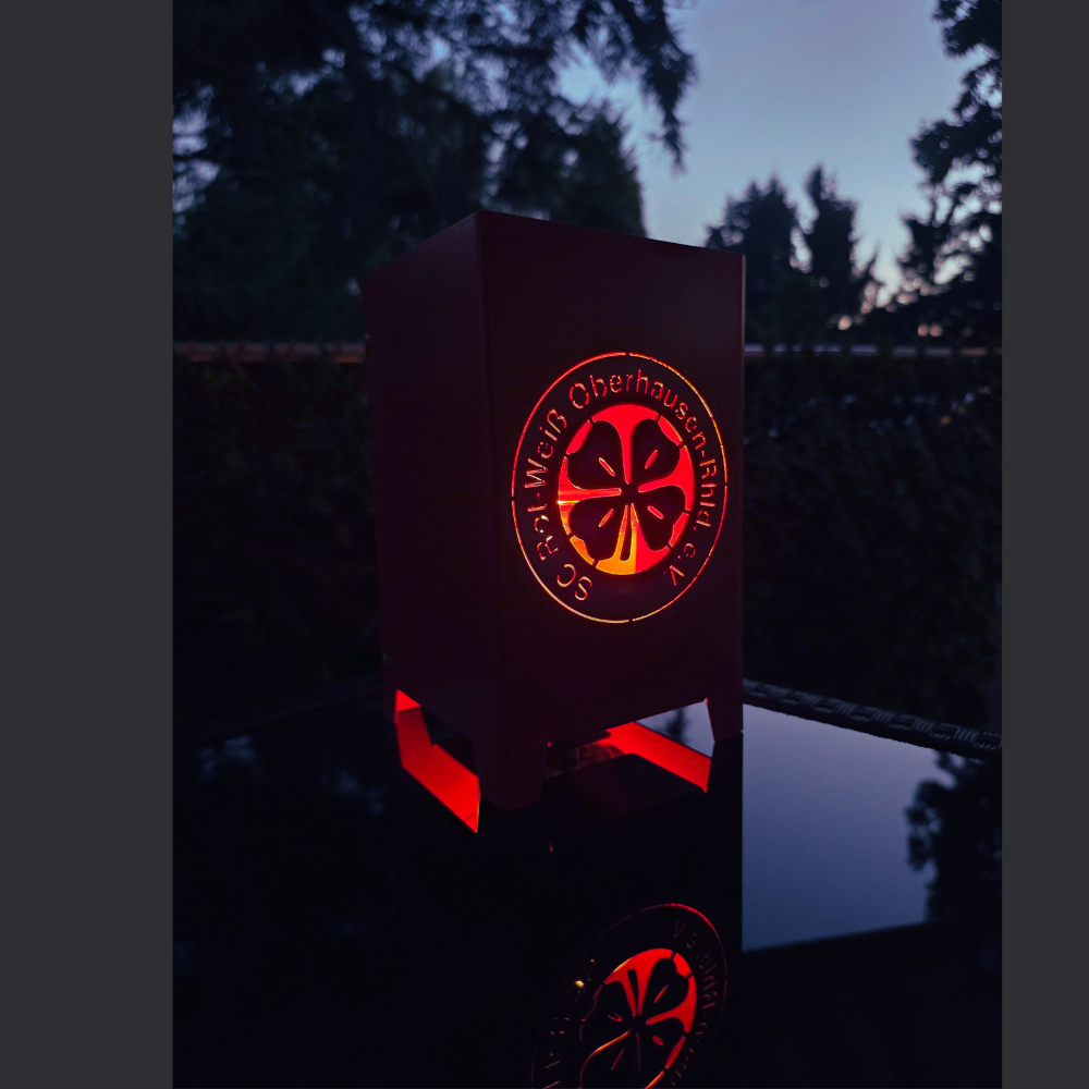 Windlicht aus hochwertigen Metall gefertigt und mit dem RWO Logo versehen. Im Kerzenschein hat das Windlicht RWO seinen ganz besonderen Charme. Die Abmessung sind 120 mm mal 120 mm und 200 mm hoch.