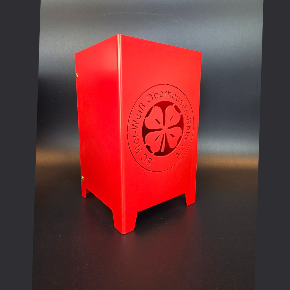 Windlicht mit dem Logo vom RWO Oberhausen. Das Windlicht hat eine Abmessung von 120 mm mal 120 mm und 200 mm hoch. Das Windlicht RWO ist in Rot pulverbeschichtet und für den Innenbereich geeignet.