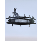 Kleine Garderobe / Schlüsselbrett aus Metall gefertigt und in schwarz matt pulverbeschichtet. Drei Aufhänge Haken sind für leichte Jacken oder Schlüssel geeignet. Handgefertigt und ein Stück echte Handwerksarbeit.