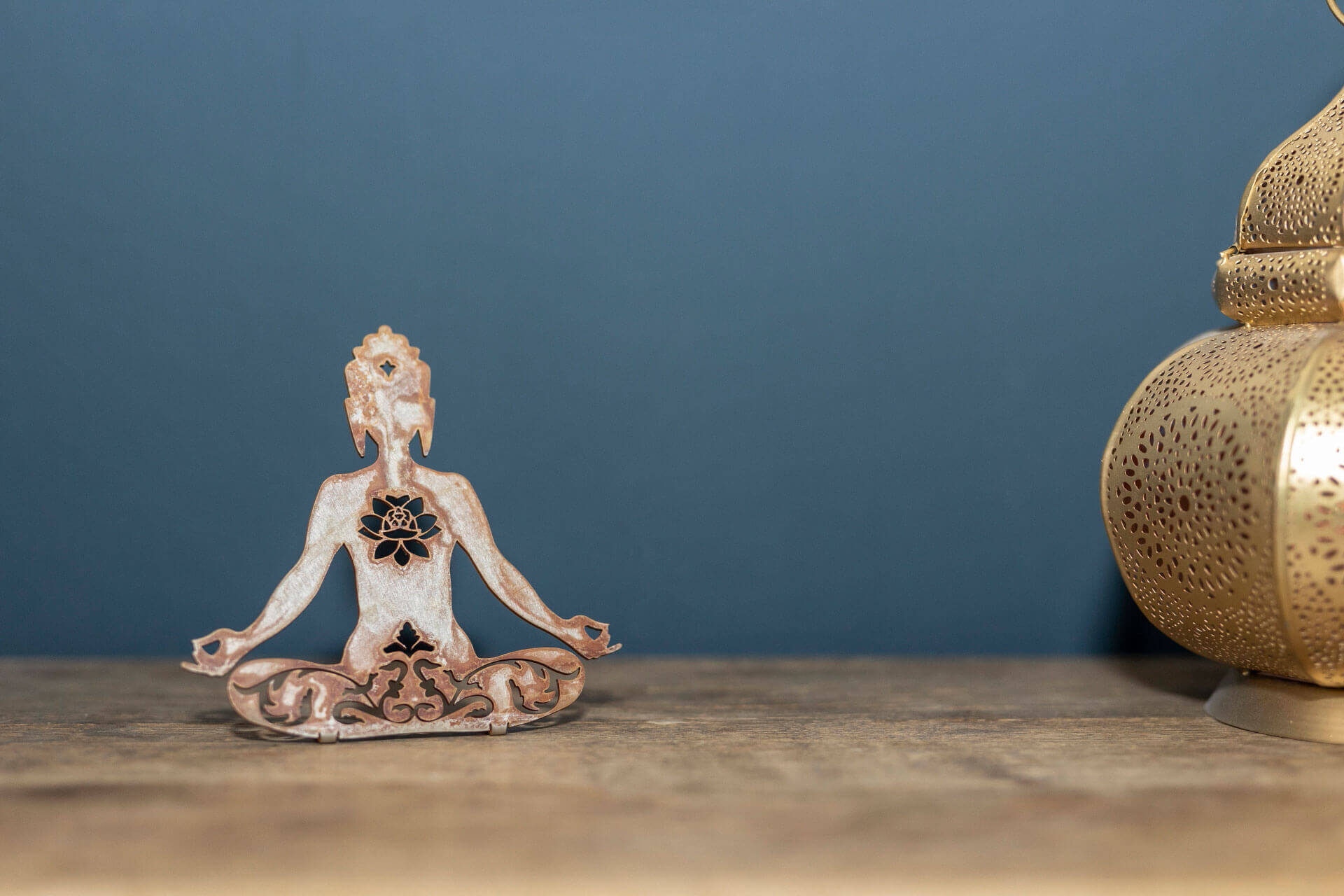 Metalldekoration mit Buddha-Motiv in Rostoptik | Wohndekoration aus Metall