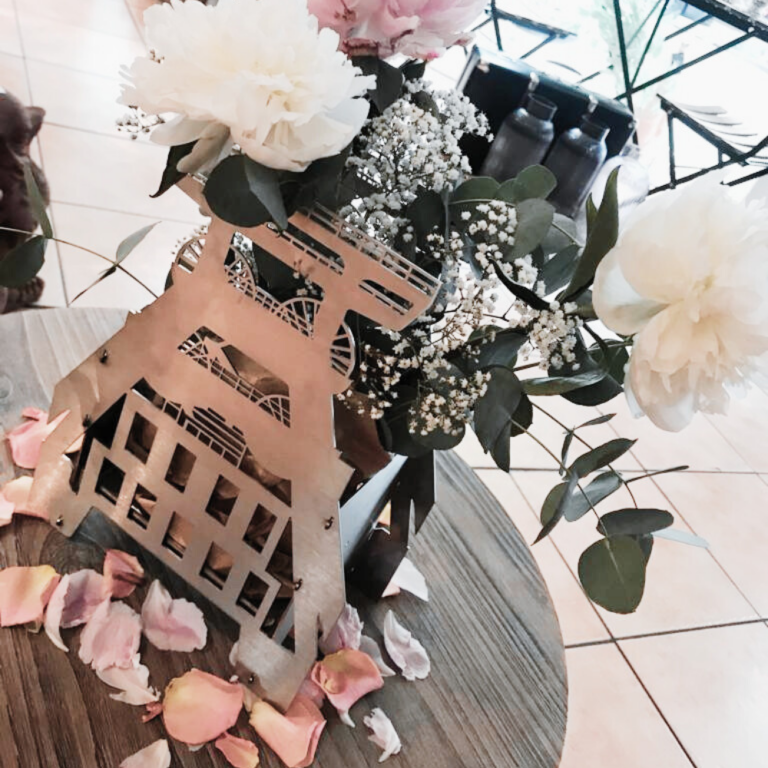 Dekorative Doppelbock Förderturm Metallskulptur von Made of Steel Oberhausen als Tischdeko mit Blumen und Eukalyptus, handgefertigte Ruhrpott Metallkunst aus Oberhausen.