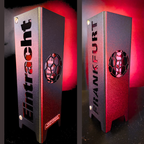 Eintracht Frankfurt Windlichter in der Abmessung 55 mm mal 55 mm und 175 mm hoch. Die Oberfläche ist in schwarz matt feinstruktur pulverbeschichtet. Ideal für Teelichter geeignet.