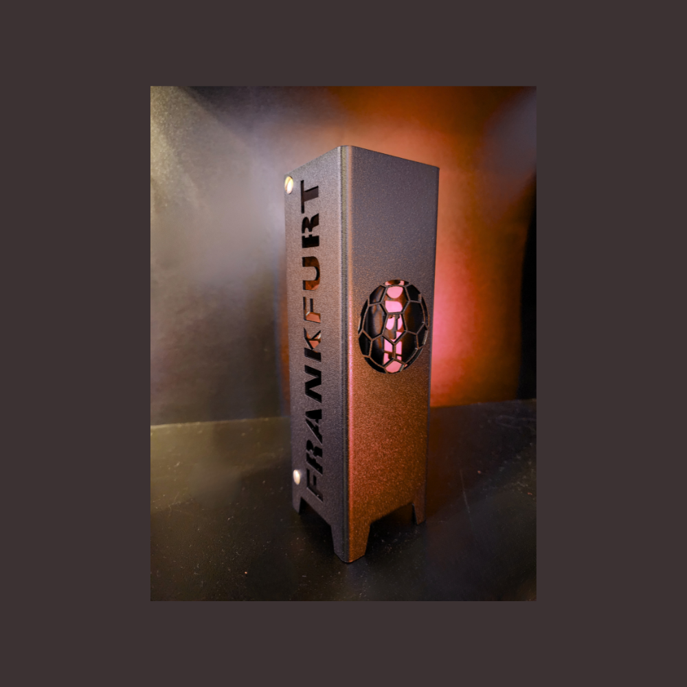 Windlicht mit Teelichter beleuchtbar in der Abmessung 55 mm mal 55 mm und 175 mm hoch. Handgefertigt und ein echtes Stück Handwerkskunst. Eintracht Frankfurt Schriftzug zweigeteilt auf den gegenüberliegenden Seiten.