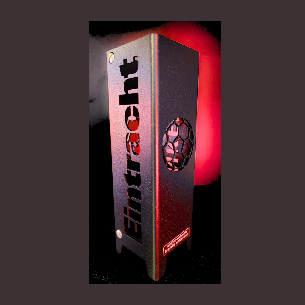 Windlicht mit Teelichter beleuchtbar in der Abmessung 55 mm mal 55 mm und 175 mm hoch. Handgefertigt und ein echtes Stück Handwerkskunst. Eintracht Frankfurt Schriftzug zweigeteilt auf den gegenüberliegenden Seiten.