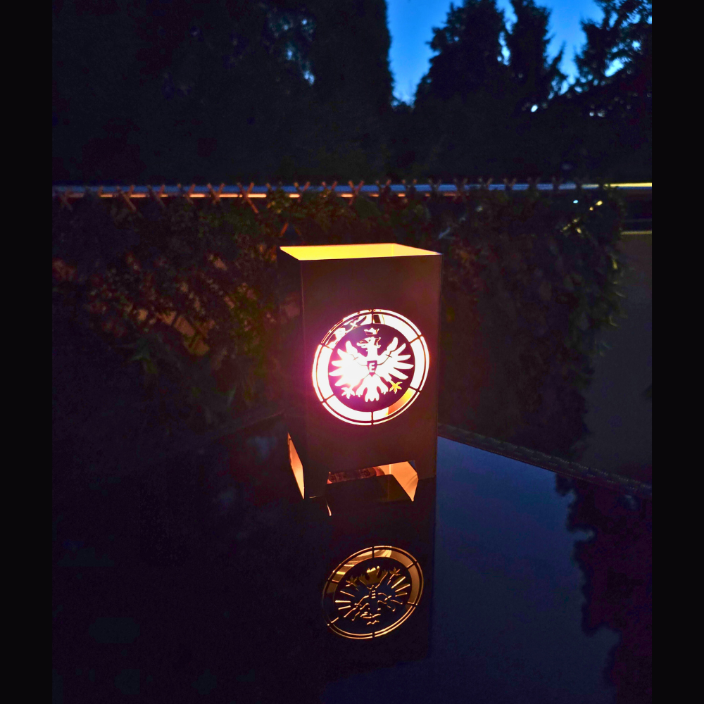 Windlicht mit dem Adler. Das Eintracht Frankfurt Logo im hochwertigen Stahlwindlicht verewigt. Jedes Windlicht wird in der traditionsreichen Metallbaufirma in Oberhausen hergestellt. Jedes Stück ein Unikat. Abmessung 120 mm mal 120 mm und 200 mm hoch. Der