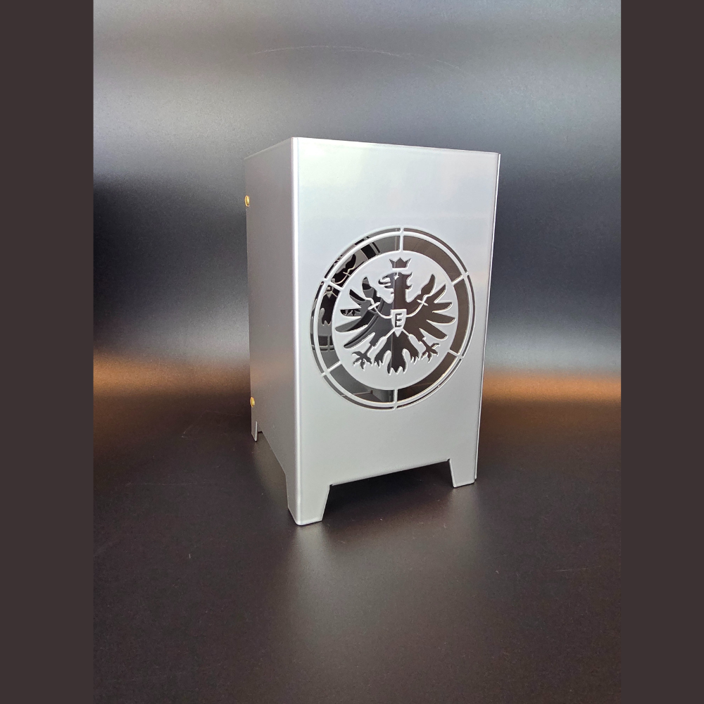 Windlicht aus hochwertigen Stahl gefertigt und in Brillant silber pulverbeschichtet. Für größere Kerzen geeignet. Abmessung 120 mal 120 mm und 200 mm hoch. Der Adler von Eintracht Frankfurt ist vollständig sichtbar und scheint im Kerzenlicht.