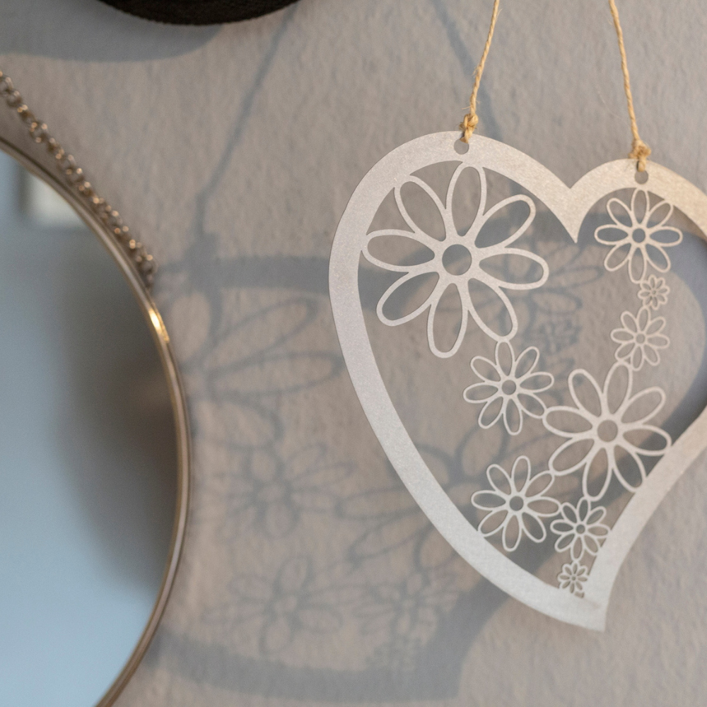 erz mit Blumenmotiven aus Stahl gefertigt. Für den Innenbereich als Wanddekoration oder Türschild geeignet.