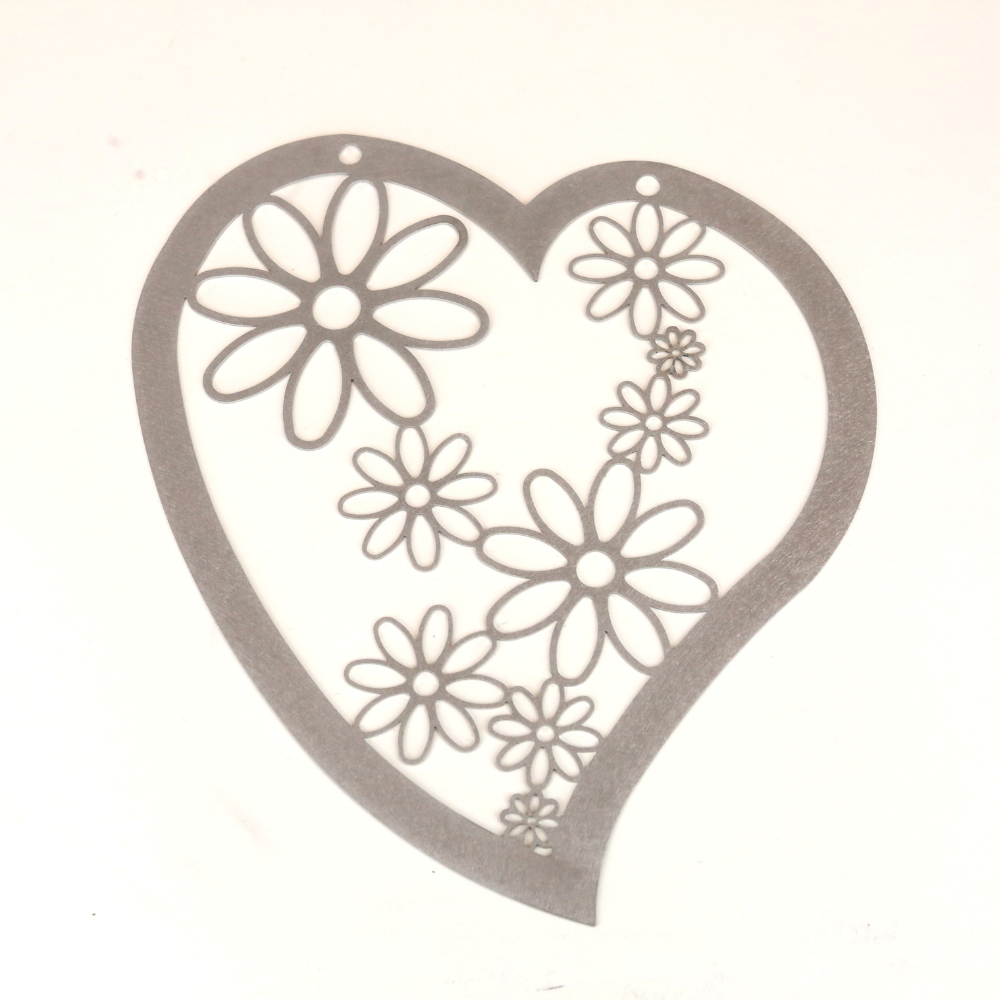 Herz mit Blumenmotiven aus Stahl gefertigt. Für den Innenbereich als Wanddekoration oder Türschild geeignet.