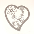 Herz mit Blumenmotiven aus Stahl gefertigt. Für den Innenbereich als Wanddekoration oder Türschild geeignet.