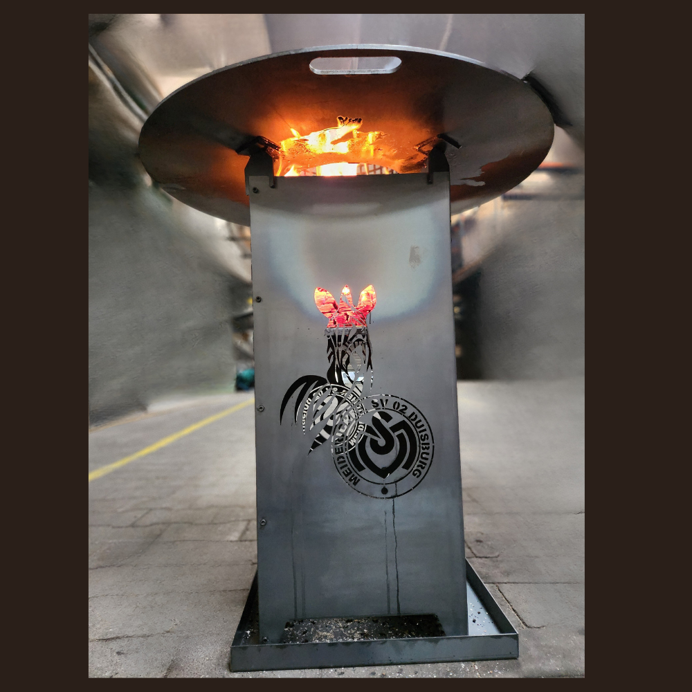 Feuersäule aus hochwertigen Stahl gefertigt und mit dem Vereinslogo vom MSV Duisburg ausgeschnitten. Wahlweise kann zu der Feuersäule auch eine Grillplatte passend dazu bestellt werden. Abmessung 350 mal 350 mm und 800 mm hoch. Der Lieferumfang ist eine A