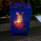 Windlicht MSV Duisburg in der Vereinsfarbe Blau pulverbeschichtet. Stimmungsvolles Windlicht mit Kerzenschein. Abmessung 120 mal 120 mm und 200 mm hoch. Handgefertigt im traditionsreichen Handwerksbetrieb Viefhaus in Oberhausen.