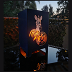 Kerzenschein im MSV Windlicht aus Metall. Das Windlicht hat eine Abmessung von 120 x x 120 mm quadratisch und eine Höhe von 200 mm. Die Farbe des Windlicht ist wahlweise.