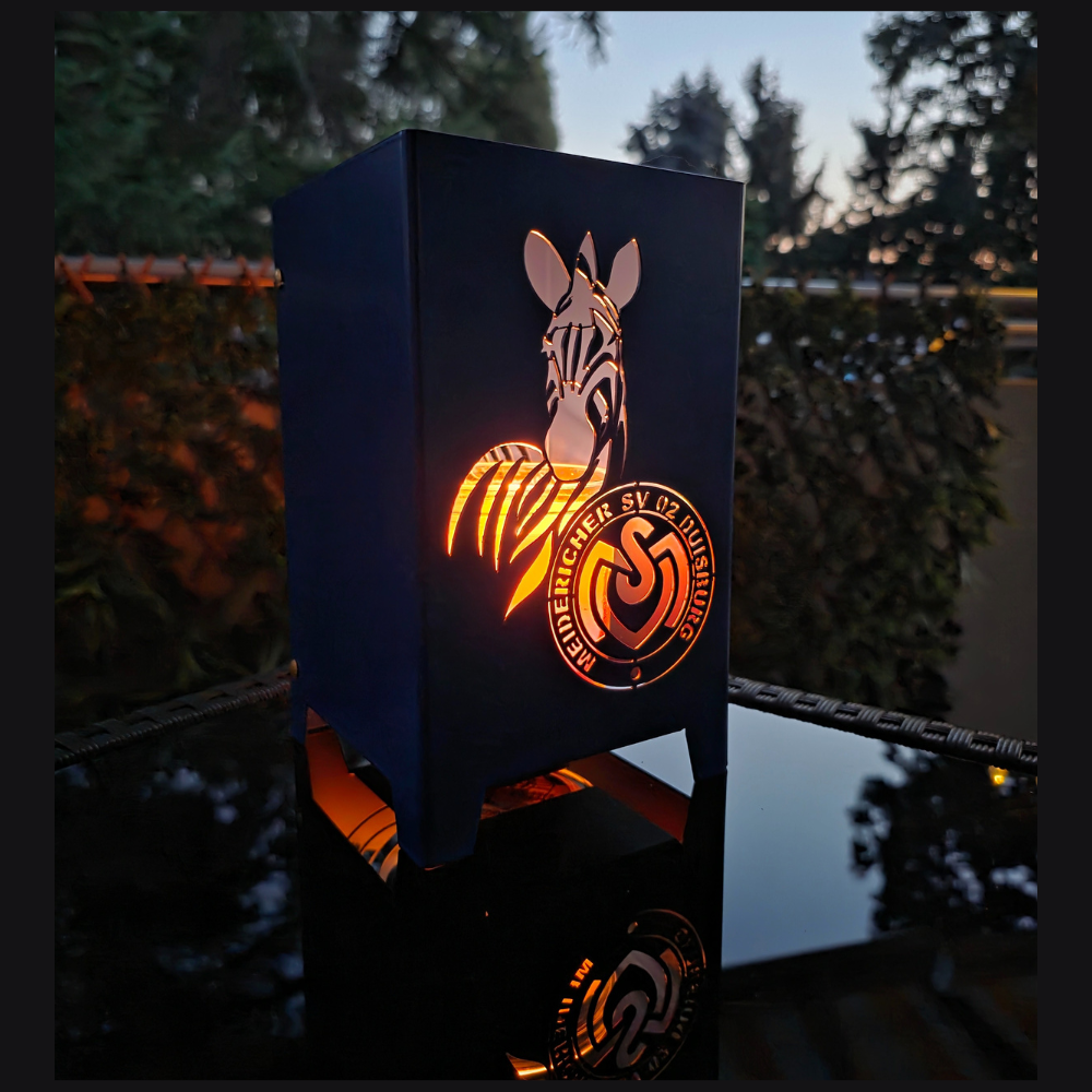 Kerzenschein im MSV Windlicht aus Metall. Das Windlicht hat eine Abmessung von 120 x x 120 mm quadratisch und eine Höhe von 200 mm. Die Farbe des Windlicht ist wahlweise.