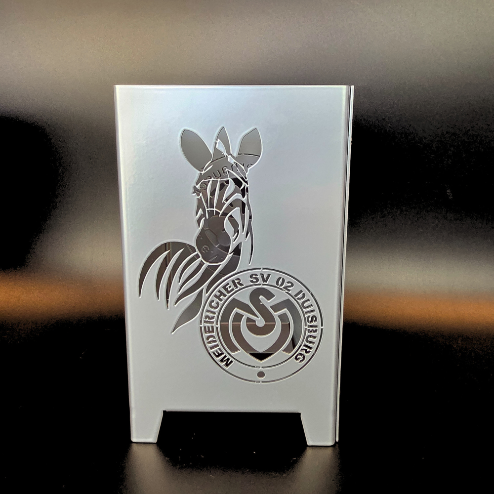 Windlicht aus Metall handgefertigt in Oberhausen. Das Windlicht MSV hat eine Abmessung von 120 mm mal 120 mm mal 200 mm hoch und ist in Brilliant silber pulverbeschichtet.