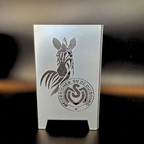 Windlicht aus Metall handgefertigt in Oberhausen. Das Windlicht MSV hat eine Abmessung von 120 mm mal 120 mm mal 200 mm hoch und ist in Brilliant silber pulverbeschichtet.