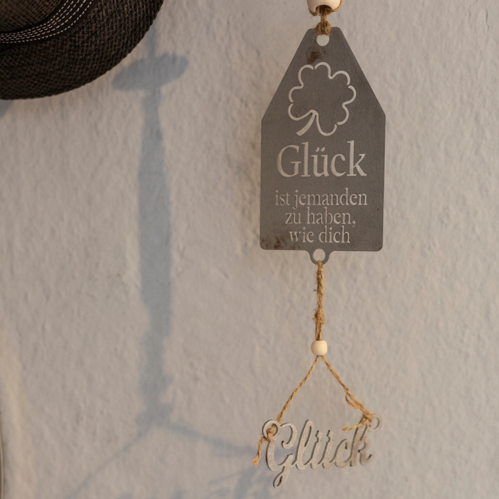 Glück ist jemanden zu haben wie Dich. Unser Türschild zum aufhängen aus Stahl gefertigt - zweiteilig -